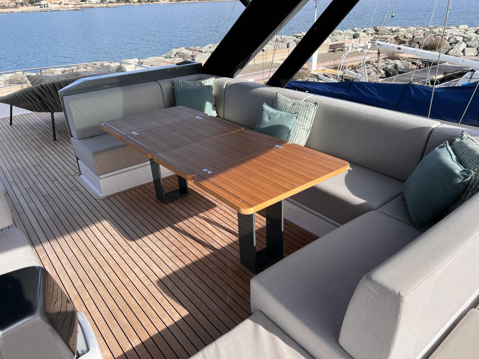 2022 FERRETTI YACHTS 720 